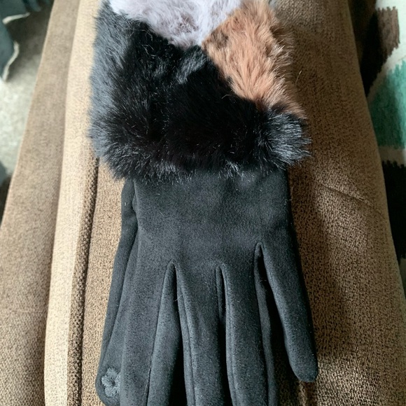 Color Block Faux Fur Cuff Accented Soft Suede Smart Gloves - Picture 2 of 4